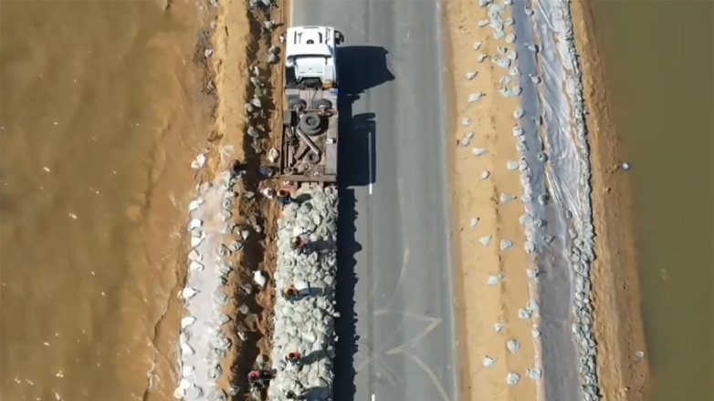 Вода с двух сторон подошла к федеральной трассе в Тюменской области