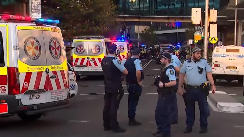 В Сиднее мужчина с ножом набросился на людей в торговом центре