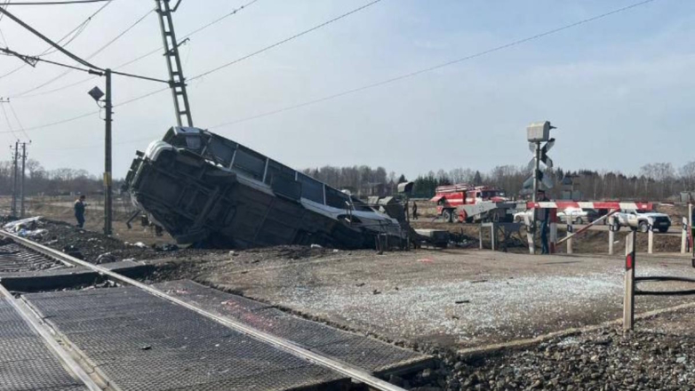 Названа возможная причина столкновения поезда с автобусом в Ярославской области