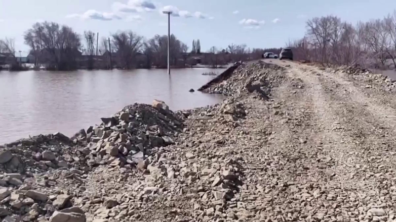 Промытый участок дамбы в Орске восстановили