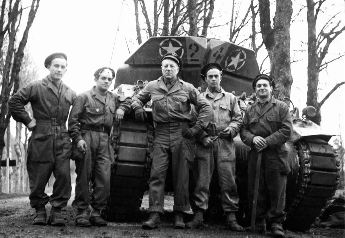 Командир танка Souffleur II Жан Габен