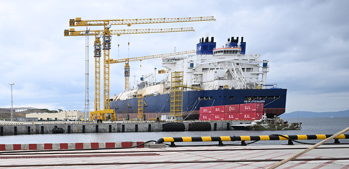 Ледокольный танкер-газовоз спг "Петр Столыпин" на судостроительном комплексе "Звезда"