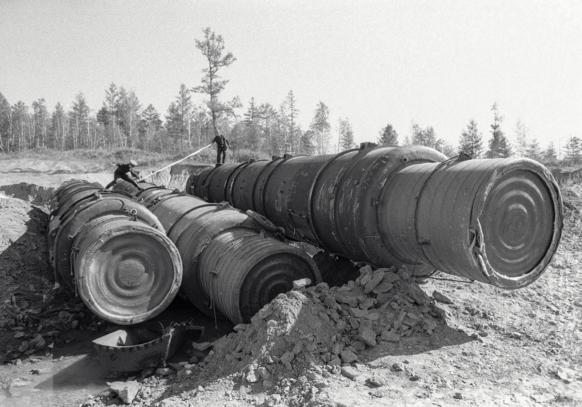 Группа взрывников готовит к уничтожению контейнеры ракет РСД-10