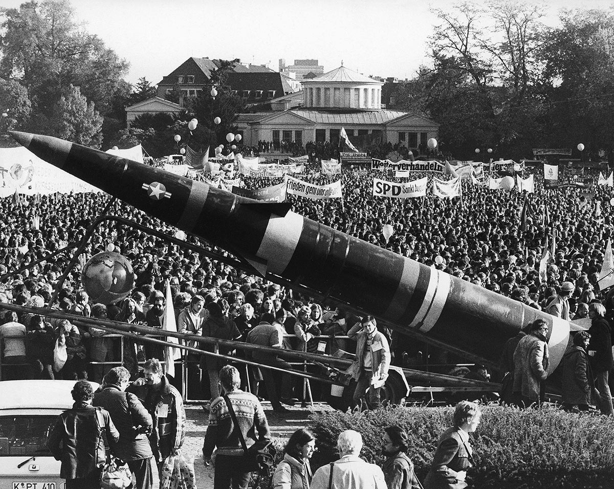 Демонстрация против размещения ракет "Першинг-2" в Западной Германии.