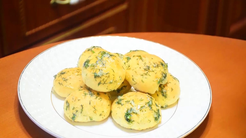 30 минут на кухне: бездрожжевые "бомбочки" с сыром – нежные булочки к первым блюдам или чаю