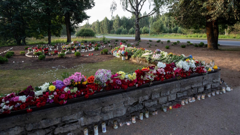 СМИ: полиция в Нарве убирает цветы с места, где раньше стоял танк-памятник Т-34