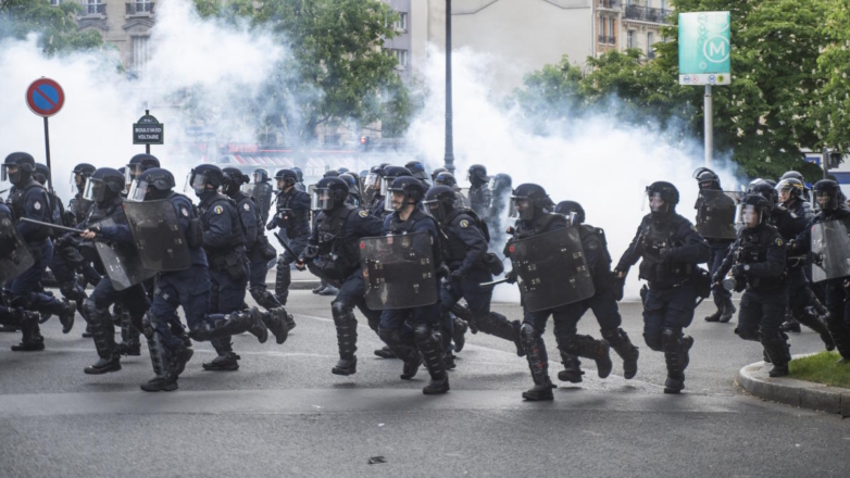 В Париже полиция применила слезоточивый газ против протестующих студентов