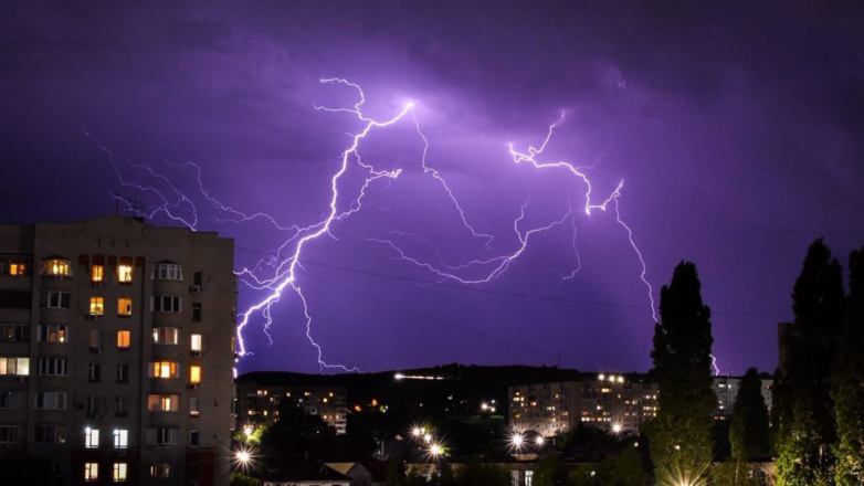 "Желтый" уровень опасности из-за грозы объявлен в Московском регионе на пятницу