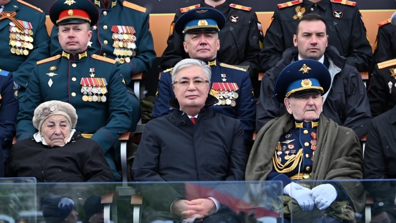 "Низкий поклон нашим ветеранам!": президент Казахстана поздравил соотечественников с 9 Мая из столицы России