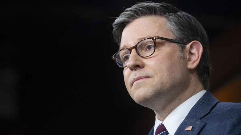 Спикер Джонсон счел проявлением слабоумия заявление Байдена об отказе поставлять оружие Израилю