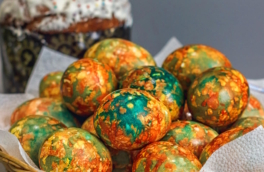 Мраморные яйца на Пасху с помощью зеленки и луковой шелухи: простой, но оригинальный способ окрашивания