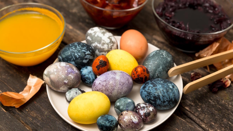 Диетолог назвал один из лучших красителей для яиц на Пасху