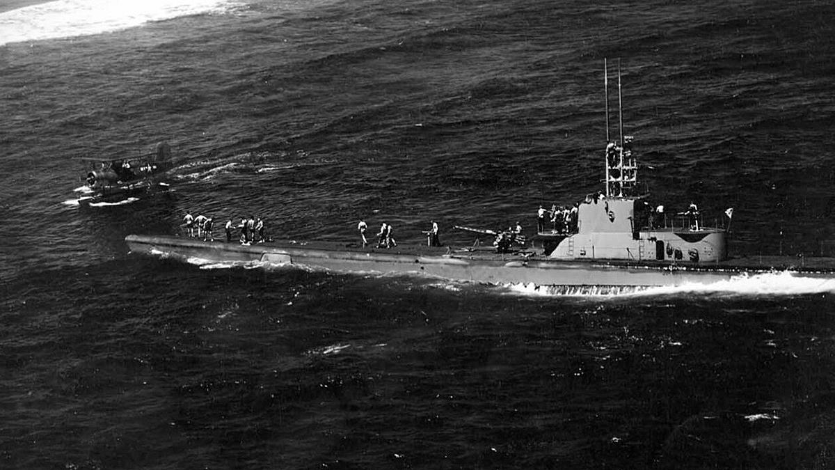 Подлодка "Хардер" спасает пилота у атолла Волеаи 1 апреля 1944-го