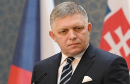 Фицо призвал ЕС отменить санкции на импорт нефти и газа из РФ