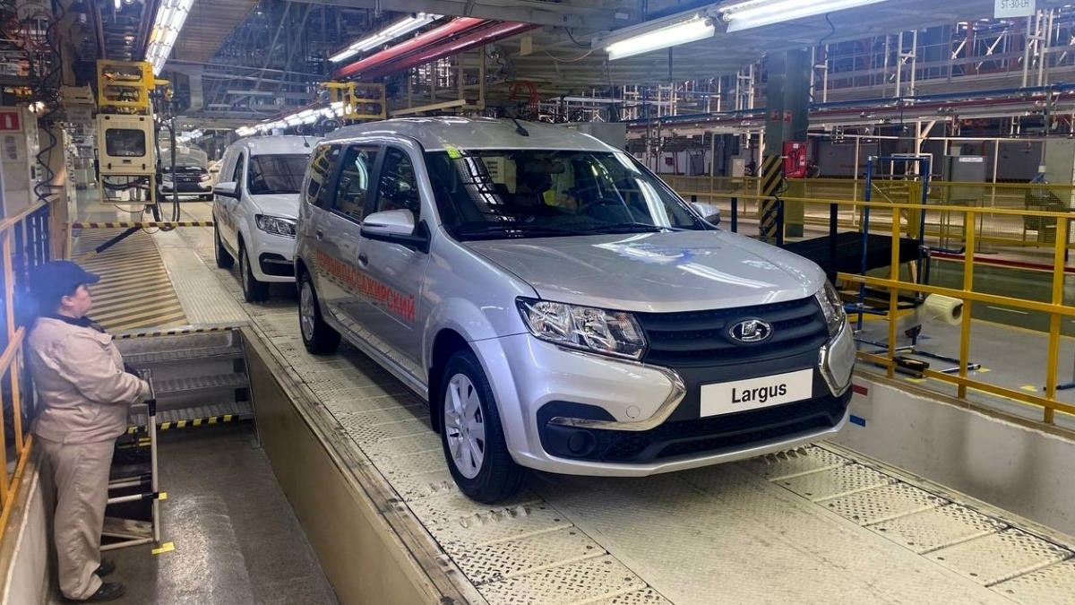 Сборка автомобилей Lada Largus на заводе "АвтоВАЗ" в Ижевске. Первыми автомобилями, сошедшими с конвейера, стали пассажирский универсал в комплектации Classic и коммерческий фургон