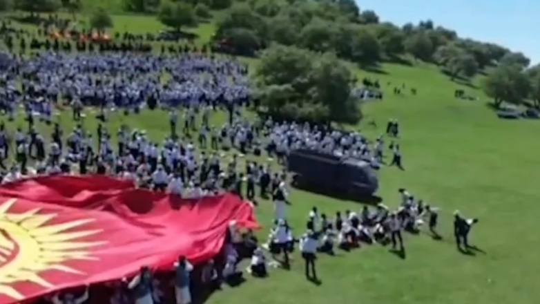 В Киргизии грузовик въехал в выступающих под открытым небом детей