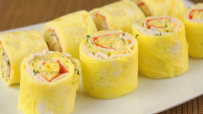 30 минут на кухне: яичные блинчики с крабовыми палочками и сыром