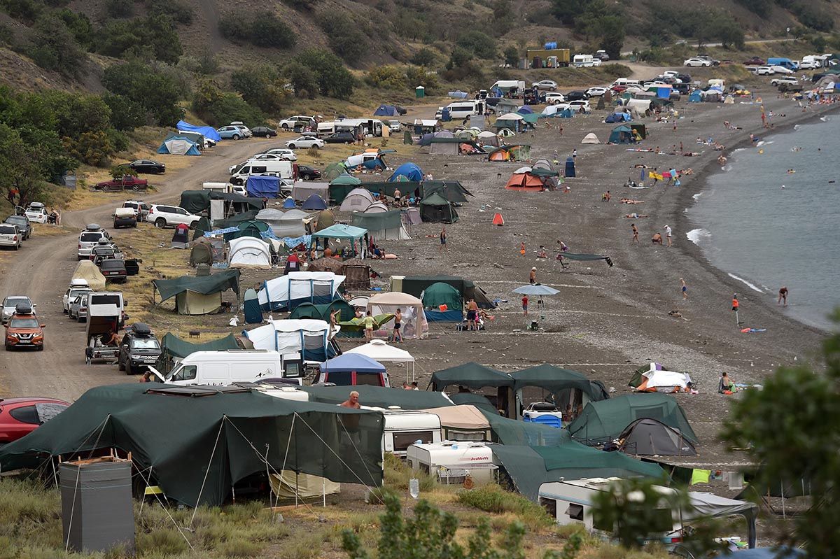 Отдых дикарем автотуризм.Палаточный городок на берегу.
