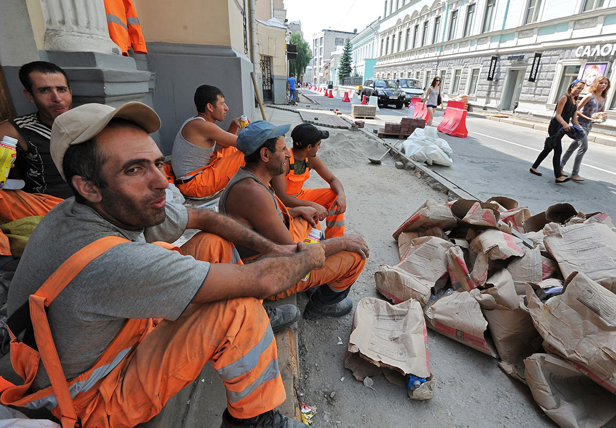 Мигранты во время обеденного перерыва