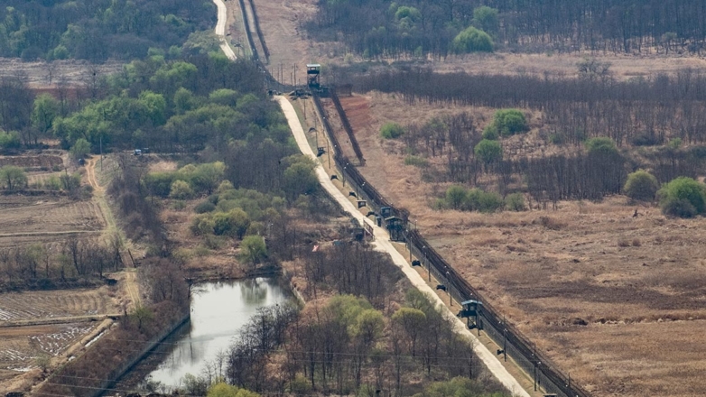 СМИ предположили, что КНДР строит стену на границе с Южной Кореей