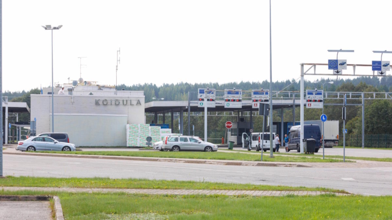 Эстония в октябре начнет продавать оставленные у границы с РФ автомобили