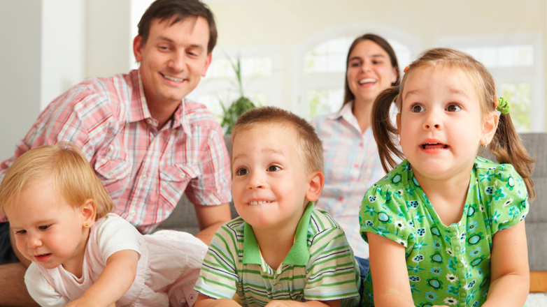 Рост рождаемости и укрепление здоровья семей – в России утвердили обновленную стратегию демографической политики