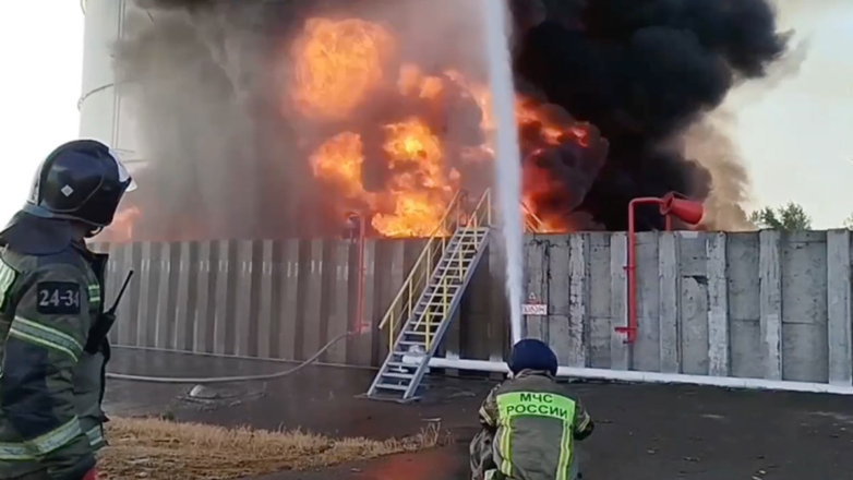 Глава Ростовской области сообщил, что риска распространения пожара в Азове на другие объекты нет