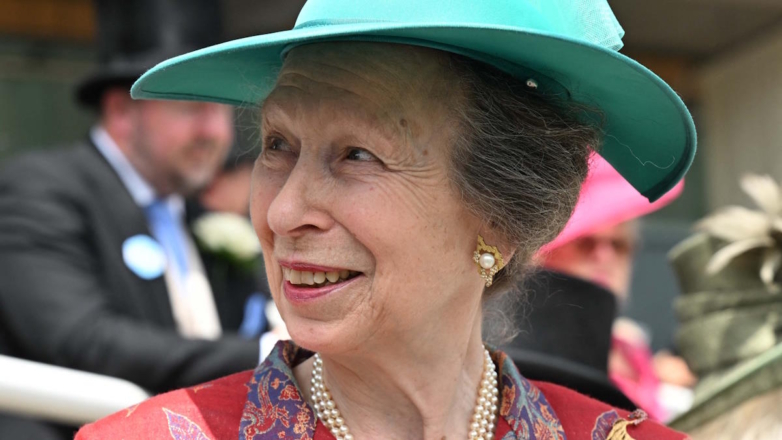 Сестру Карла III выписали из больницы после очередного сотрясения мозга