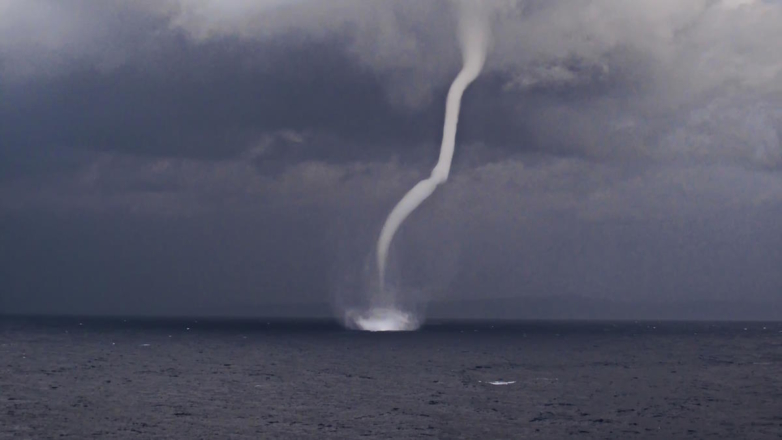 Экстремальная погода на юге России: от шторма и смерчей до снегопадов
