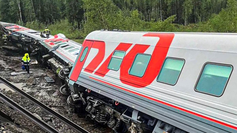 "Интерфакс": тело третьего погибшего найдено в сошедшем с рельсов поезде в Коми