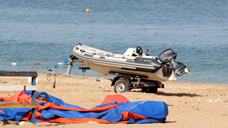На попавшем под удар пляже в Севастополе работают взрывотехники
