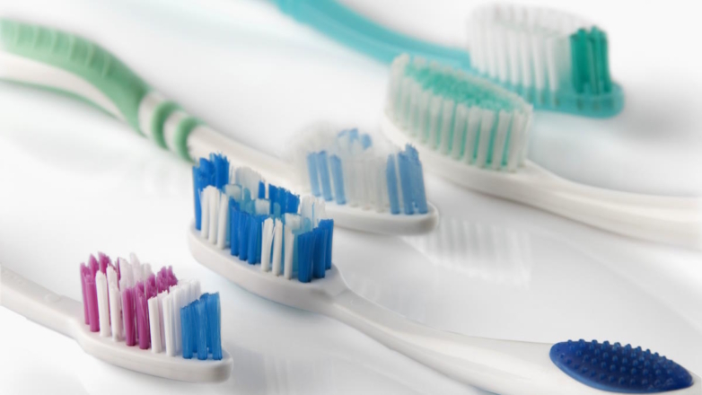Как выбрать правильную зубную щетку: советы стоматолога
