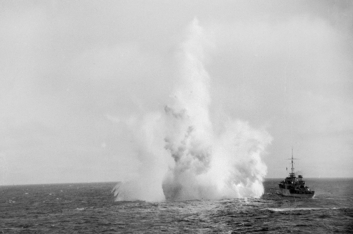 Шлюп "Кайт" из группы Джона Уокера охотится на немецкую подводную лодку