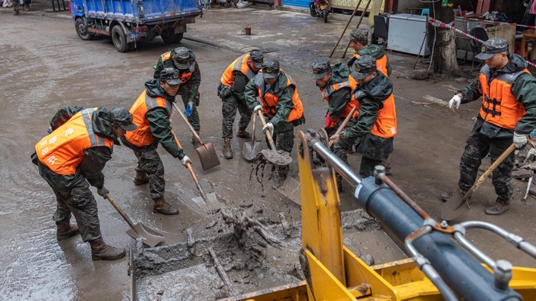 Более 30 человек пропали без вести из-за схода оползня в Китае