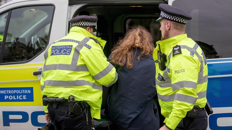 В нескольких городах Великобритании вспыхнули протесты против мигрантов