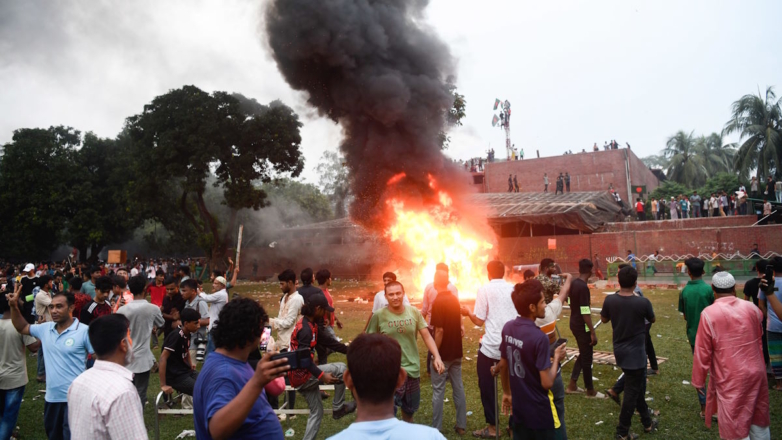 В резиденцию экс-премьера Бангладеш вернули около 500 предметов, похищенных протестующими