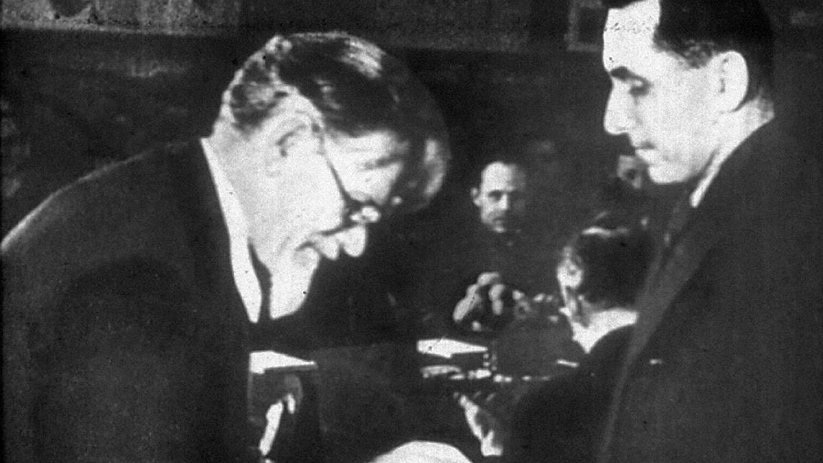 Калинин вручает Зощенко орден Трудового Красного Знамени, 1939 год