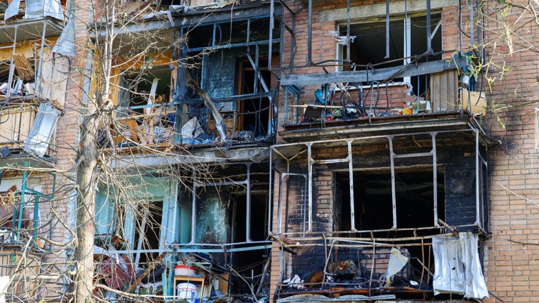 Число пострадавших при падении обломков ракеты на дом в Курске выросло до 15