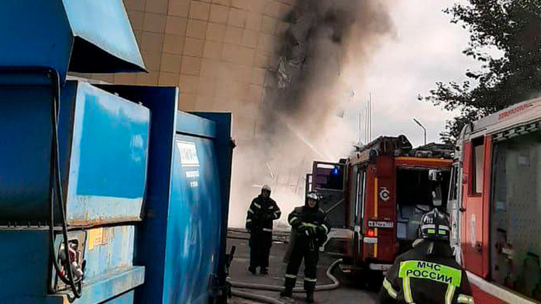 На юго-западе Москвы загорелся торговый центр