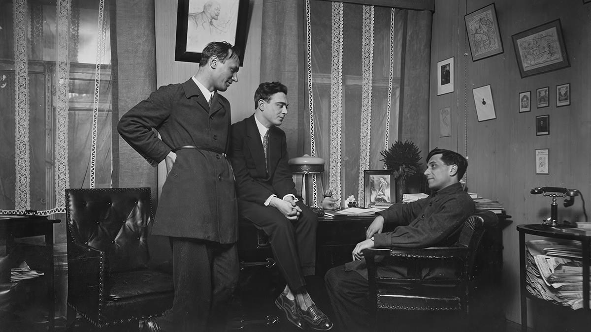 Писатель Михаил Зощенко в интерьере рабочего кабинета, 1926 год