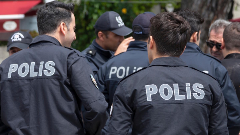 Подросток с нацистской символикой напал с топором на людей в Турции