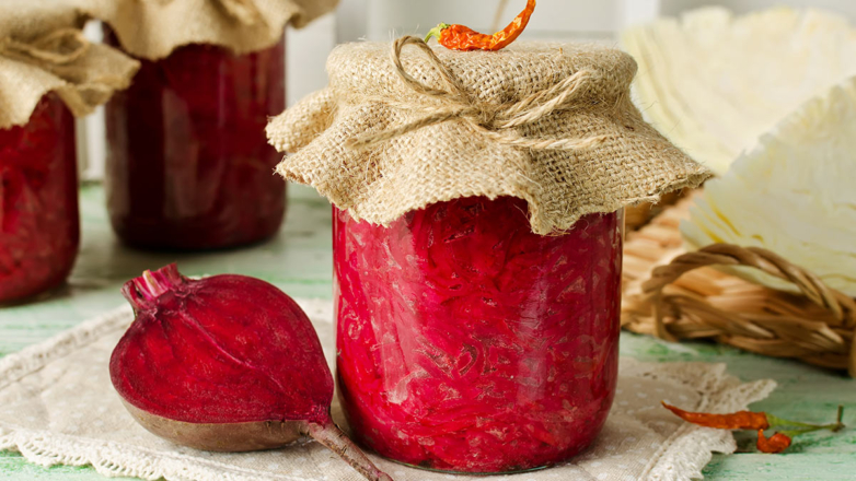 Хрустящая капуста со свеклой на зиму: яркая и бюджетная заготовка к мясу и картофелю