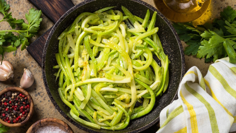 30 минут на кухне: лапша из кабачков на сковороде