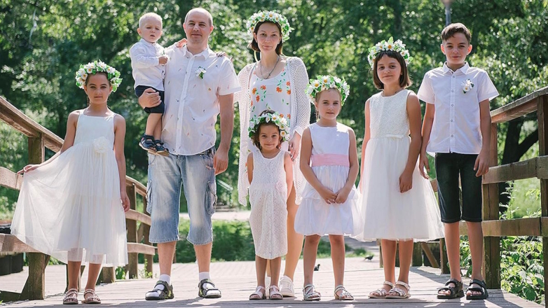 Путин поручил рассмотреть вопрос о выплате многодетным семьям ко Дню семьи