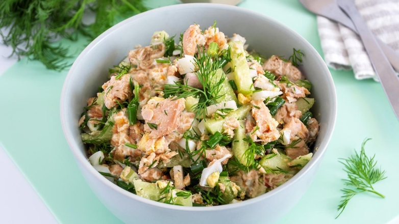 30 минут на кухне: салат с горбушей и яйцом