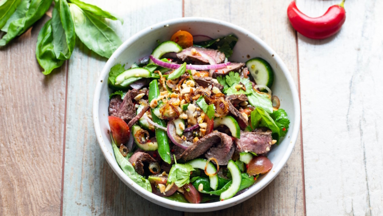 30 минут на кухне: теплый тайский салат с говядиной и болгарским перцем