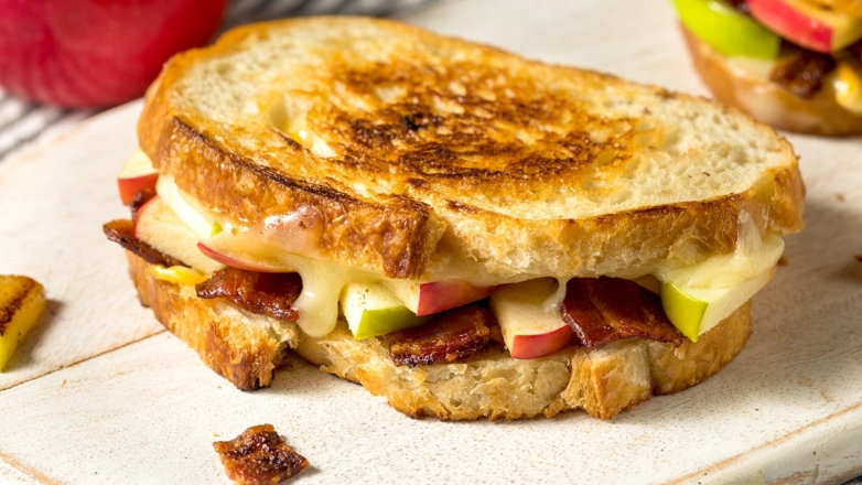 30 минут на кухне: горячие сэндвичи с яблоками, сыром и беконом