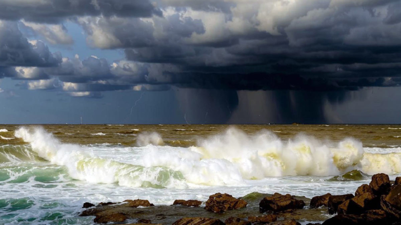 Штормовое предупреждение из-за смерчей на море объявили в Сочи