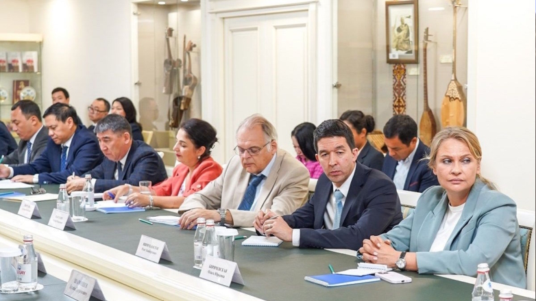 "Рабочая дорожная карта без лишних лозунгов". В Москве эксперты обсудили Послание президента Казахстана