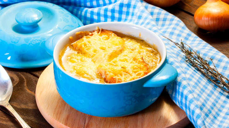Готовим в горшочках: луковый суп с мясом и сырными гренками